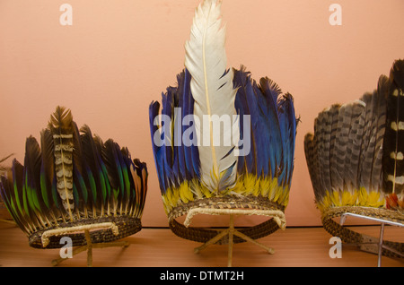 Le Brésil, l'Amazonie, Manaus, Musée indien. Affichage des Indiens indigènes amazoniens traditionnels coiffure. Banque D'Images