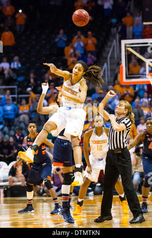 Knoxville, TN, USA. Feb 20, 2014. 20 février 2014:Isabelle Harrison # 20 de l'Ohio Lady conseils bénévoles la balle pendant le jeu de basket-ball de NCAA entre l'Université du Tennessee Lady Vols et l'Auburn Tigers à Thompson-Boling Arena de Knoxville, TN © csm/Alamy Live News Banque D'Images