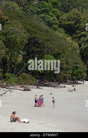 Des personnes se préparant à profiter du soleil et de la plage. Playa Manuel Antonio National Park. Costa Rica. L'Amérique centrale. Banque D'Images