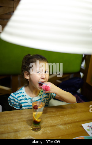 Dans le restaurant pour enfants Banque D'Images