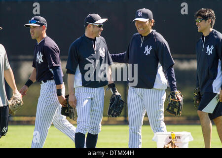 Tampa, Floride, USA. Feb 20, 2014. Ichiro Suzuki (Yankee), Hideki Matsui MLB : (L-R) des Yankees de New York Jacoby Ellsbury, Ichiro Suzuki, Hideki Matsui et instructeur invité interprète Rogelio Kahlon au cours de la formation de baseball au printemps Yankees au George M. Steinbrenner Field à Tampa, Florida, United States . Crédit : Thomas Anderson/AFLO/Alamy Live News Banque D'Images