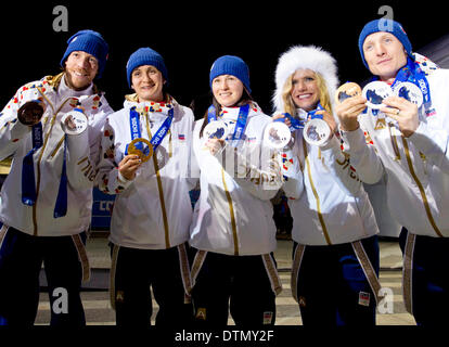 De gauche République Tchèque Jaroslav Soukup, médaillé de Martina Sablikova, Veronika Vitkova, Gabriela Soukalova et Ondrej Moravec posent avec leurs médailles durant la cérémonie des médailles aux Jeux Olympiques d'hiver de 2014, le jeudi 20 février 2014, à Sotchi, en Russie. (CTK Photo/Roman Vondrous) Banque D'Images