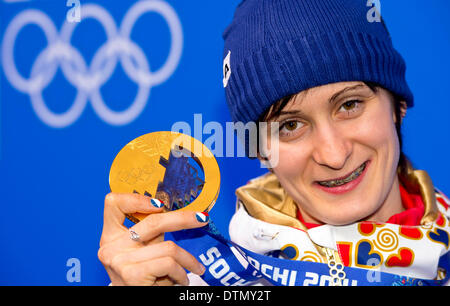 Sochi, Russie. Feb 20, 2014. Les 5 000 mètres d'or olympique de patinage de vitesse Martina Sablikova de la République tchèque pose avec sa médaille aux Jeux Olympiques d'hiver de 2014 à Sotchi, Russie, le jeudi 20 février 2014. Photo : CTK/Vondrous Romain Photo/Alamy Live News Banque D'Images