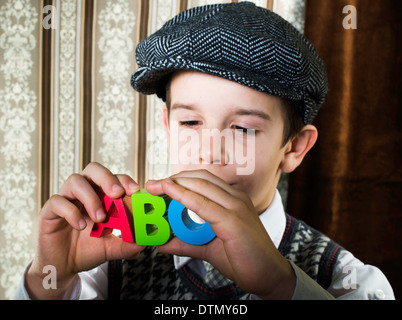 En attente de l'enfant vêtements vintage multicolore lettres a b c Banque D'Images