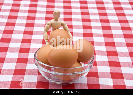 Mannequin avec les oeufs dans un bol Banque D'Images