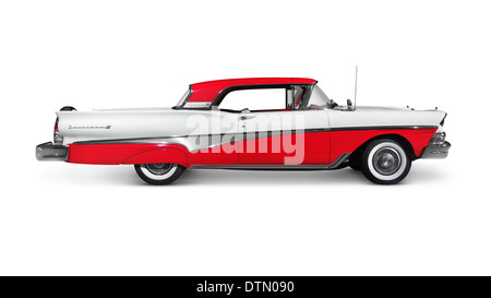 Licence et imprimés sur MaximImages.com - Rouge et blanc 1958 Ford Fairlane 500 vue latérale rétro classique de la voiture Skyliner isolée sur fond blanc Banque D'Images