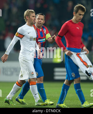 Pilsen, République tchèque. Feb 20, 2014. De gauche à droite : Tomas Hubschman du Shakhtar et Pavel Horvath de Viktoria Plzen en photo après la Ligue Europa tour de jambe premier 32 match de football FC Viktoria Plzen vs Shakhtar Donetsk à Pilsen, République tchèque, Jeudi, Février 20, 2014. Credit : Michal Kamaryt/CTK Photo/Alamy Live News Banque D'Images