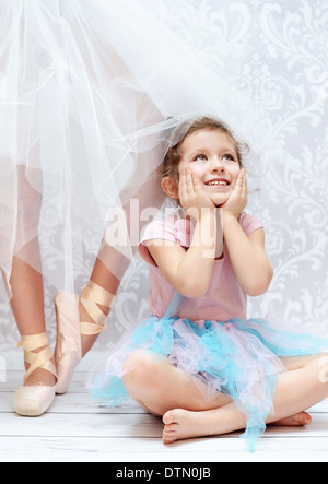 Jolie fille à côté de la soeur danseuse Banque D'Images