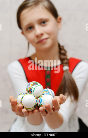 Jeune fille mignonne portant des costumes traditionnels locaux Banque D'Images