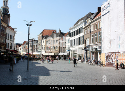 Rue commerçante avec des maisons dans le centre de Zutphen. Les Pays-Bas Banque D'Images