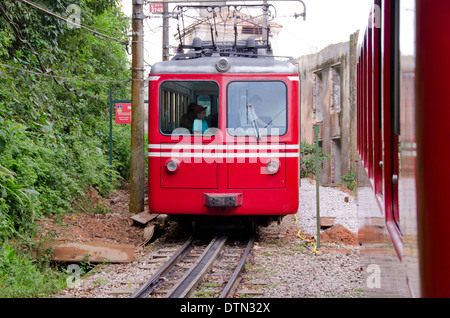 Brésil, Rio de Janeiro, le Parc National de Tijuca, Corcovado'téléphérique menant au sommet de la montagne. Banque D'Images
