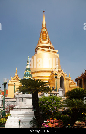 Wat Phra Kaeo, Temple du Bouddha d'émeraude et de l'accueil du Roi Thaï. Wat Phra Kaeo est un des plus fameux sites touristiques de Bangkok Banque D'Images