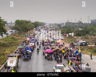 Khlong Chik, Phra Nakhon Si Ayutthaya, Thaïlande. Feb 21, 2014. Les tracteurs des agriculteurs de l'autoroute 32 près de bloc de Bang Pa In Phra Nakhon Si Ayutthaya province. Environ 10 000 producteurs de riz thaïlandais, voyageant dans près de 1 000 tracteurs et véhicules agricoles a fermé la route. Les agriculteurs étaient en voyage à l'aéroport de Bangkok pour protester contre le gouvernement parce qu'ils n'ont pas été payés pour le riz le gouvernement a acheté d'eux l'année dernière. Les agriculteurs se retourna et rentra chez lui après qu'ils ont rencontré des représentants du gouvernement qui a promis de payer les agriculteurs de la semaine prochaine. C'est le dernier coup porté au gouvernement de Ying Banque D'Images