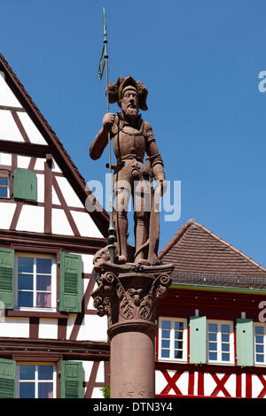 Statue sur la fontaine du marché, maisons à colombages, Bretten, Kraichgau, district de Karlsruhe, Bade-Wurtemberg, Rhénanie-Palatinat, Allemagne Banque D'Images