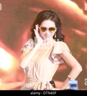 Shanghai, Chine. Feb 19, 2014. Lin modèle Chilling assiste à l'activité commerciale . Credit : TopPhoto/Alamy Live News Banque D'Images