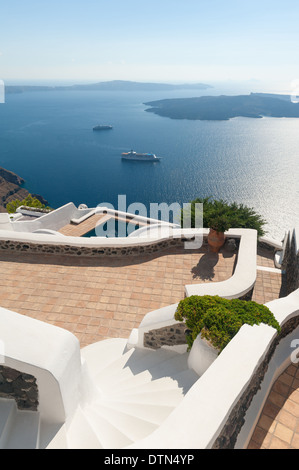 L'escalier menant à la terrasse en bord de mer en Grèce Santorin Banque D'Images