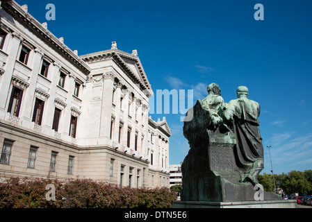 L'Uruguay, Montevideo. Palais législatif, siège de Parlement uruguayen. Statue en bronze par Giannino Castiglioni. Banque D'Images