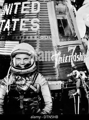 L'astronaute américain John Glenn Jr., pilote de l'Atlas 6 Mercure spaceflight, pose pour une photo avec le mercure 'amitié' engin spatial pendant 7 Février 1962 Activités de contrôle en amont au Centre spatial Kennedy, en Floride. Glenn a piloté le vaisseau spatial sur la première mission orbitale habitée des États-Unis a terminé une mission fructueuse de trois-orbite autour de la terre le 20 février, 1962. Banque D'Images