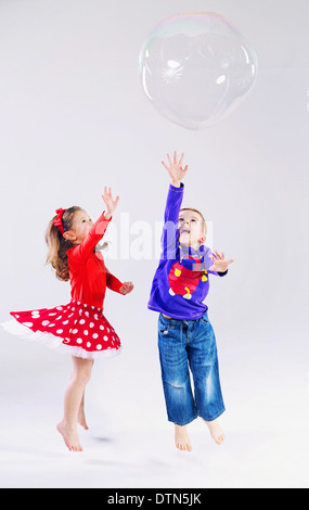 Deux enfants mignons ayant beaucoup de plaisir Banque D'Images