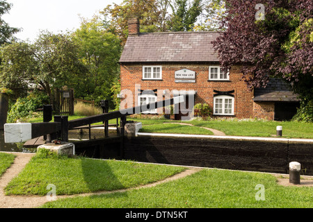 New Haw Lock, rivière Wey Navigation, Surrey, UK Banque D'Images