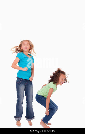 Portrait of happy girls jumping Banque D'Images