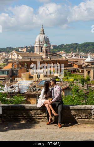 Couple avec vue sur les toits de Rome Banque D'Images