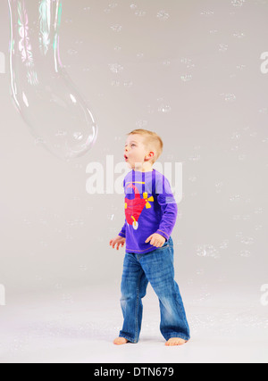 Peu cute kid jouer a des bulles de savon Banque D'Images