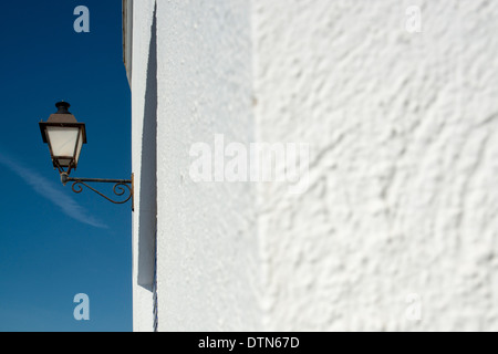 Une lumière de rue sur un mur blanc, dans la station balnéaire de Cadaqués, péninsule du Cap de Creus, Costa Brava, Catalogne, Espagne Banque D'Images