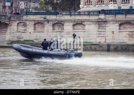 La Préfecture de police dans un bateau gonflable rigide haute puissance sur la Seine à Paris. Banque D'Images
