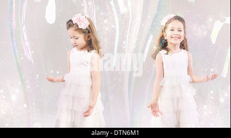 Photo fantaisie de petites filles fermé dans de grandes bulles de savon Banque D'Images