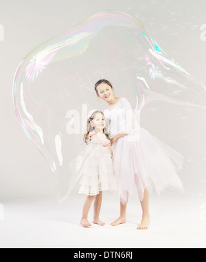 Deux soeurs avec la grande bulle de savon Banque D'Images