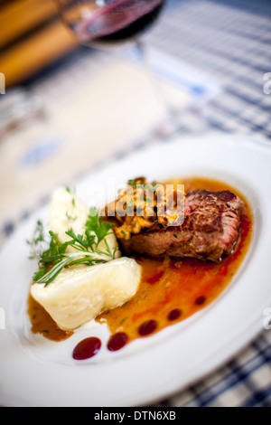 Steak avec des champignons et de la Polenta Ljubljana , Slovénie Banque D'Images