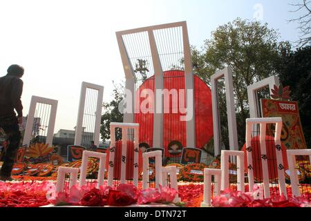 Dhaka, Bangladesh. 20 février 2014. Le monument des martyrs Shaheed Minar centrale est décorée de fleurs en hommage par des milliers de gens du Bangladesh au cours de la Journée internationale de la langue maternelle, à Dhaka. L'année marque 60 ans depuis que la police a tiré sur des milliers de manifestants à l'université dans le Bangladesh exigeant que le Bengali est déclaré de la langue d'Etat. La mort a marqué le début d'une presque deux décennies de lutte pour le Bangladesh qui s'est terminée à la victoire dans la guerre d'indépendance de 1971 avec le Pakistan. Banque D'Images