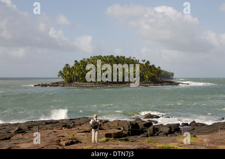 Guyane, Iles du salut. Vue de l'Île du Diable à partir de l'île Royale, qui abrite le célèbre colonie pénitentiaire. Banque D'Images