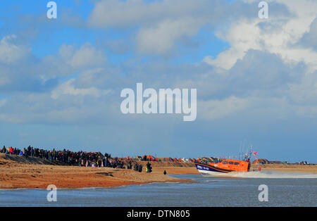 Dungeness, Kent, UK. 21 févr. 2014. Arrivée à grande vitesse comme nouveau lifeboat fonce vers la plage. Propulsé par jets d'eau au lieu d'hélices le nouveau bateau classe Shannon peut fonctionner dans des eaux moins profondes que la classe Mersey voile qu'il remplace. Crédit : David Burr/Alamy Live News Banque D'Images