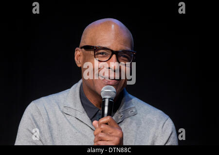 Francfort, Allemagne. 21 février 2014. L'acteur américain Michael Dorn parle lors d'une conférence de presse à Francfort/Main, Allemagne, 21 février 2014. Des milliers de fans de la série devraient permettre de répondre à l'événement 'Destination' Star Trek. Photo : FRANK RUMPENHORST/dpa/Alamy Live News Banque D'Images