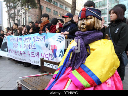 Séoul, Corée du Sud. Feb 21, 2014. Les étudiants sud-coréens protester contre le Japon Takeshima (connu sous le nom de Dokdo en Corée du Sud) jour pendant un rassemblement à l'extérieur de l'ambassade du Japon à Séoul, Corée du Sud, le 21 février 2014. Credit : Park Jin-hee/Xinhua/Alamy Live News Banque D'Images