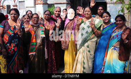 Allahabad, Inde. 21 févr. 2014. Bhartiya Janta femmes du Parti ouvrier et de supports en forme de heena appliquée comme symbole du Lotus partie durng 'MODI Desh Lao Bachao' campagne à Allahabad, vendredi. Effort de Bharatiya Janata Party (BJP, créé en 1980 et c'est le deuxième plus grand parti politique de l'Inde) dans le cadre de son plan dans la Lok Sabha à venir l'année prochaine d'organiser les femmes à utiliser "Mehndi" ou la pâte au henné pour dessiner une 'Lotus' sur les paumes des femmes urbaines et rurales au cours de leur campagne électorale. (Photo de Prabhat Kumar Verma/Pacific Press) Credit : PACIFIC PRESS/Alamy Live News Banque D'Images