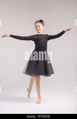 Jeune fille mignonne dans la danse posent Banque D'Images