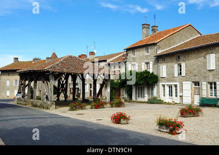 Vieille Halle et maisons en pierre du village de Mortemart, Haute-Vienne, Limousin, France Banque D'Images