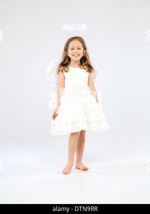 Cute little girl comme un ange blanc pur Banque D'Images