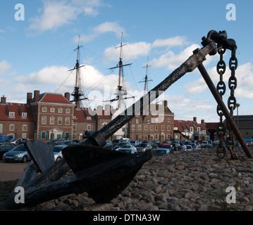 Les anciens navires sont anchots à l'entrée du Musée national du Royal Navy Hartlepool Musée maritime avec mâts du HMS Trincomalee dans backgroung Banque D'Images