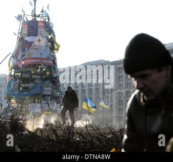 Kiev, Ukraine. Feb 21, 2014. Les manifestants se rassemblent à la place de l'Indépendance à Kiev, Ukraine, le 21 février 2014. Le président ukrainien et des dirigeants de l'opposition ont signé un accord vendredi pour mettre fin à la crise politique, qui a fait des dizaines de morts et des centaines de blessés. Credit : Dai Tianfang/Xinhua/Alamy Live News Banque D'Images