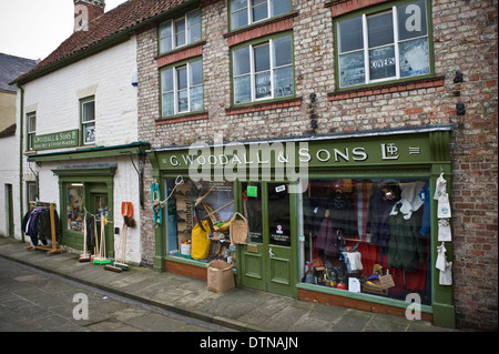 L'extérieur du local de matériel en magasin Woodall Malton North Yorkshire Angleterre UK Banque D'Images