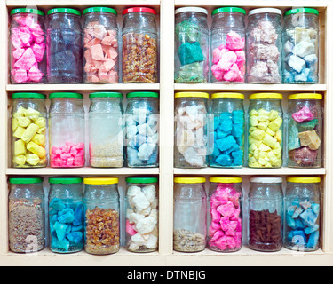 Assortiment de bocaux en verre avec des herbes et épices sur les étagères de magasin herboriste à Marrakech, Maroc, Banque D'Images