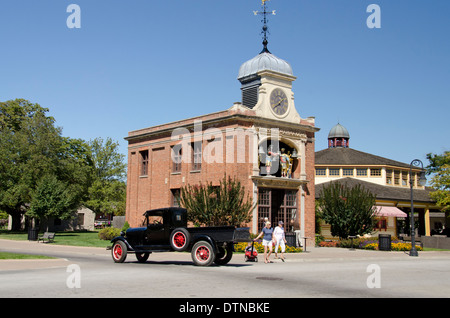 Michigan, Dearborn. Greenfield Village, Monument Historique National. Vintage car en face de Sir John Bennett horloge historique. Banque D'Images