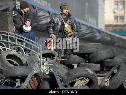 Kiev, Ukraine. Feb 21, 2014. Les partisans de l'opposition se dresse sur un barrage à une rue d'accès à la place de l'Indépendance à Kiev, Ukraine, le 21 février 2014. Photo : TIM BRAKEMEIER/dpa/Alamy Live News Banque D'Images