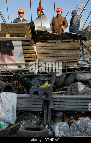 Kiev, Ukraine. Feb 21, 2014. Les partisans de l'opposition se dresse sur un barrage à une rue d'accès à la place de l'Indépendance à Kiev, Ukraine, le 21 février 2014. Photo : TIM BRAKEMEIER/dpa/Alamy Live News Banque D'Images