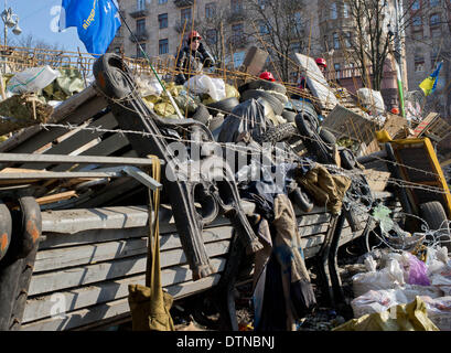 Kiev, Ukraine. Feb 21, 2014. Les partisans de l'opposition se dresse sur un barrage à une rue d'accès à la place de l'Indépendance à Kiev, Ukraine, le 21 février 2014. Photo : TIM BRAKEMEIER/dpa/Alamy Live News Banque D'Images