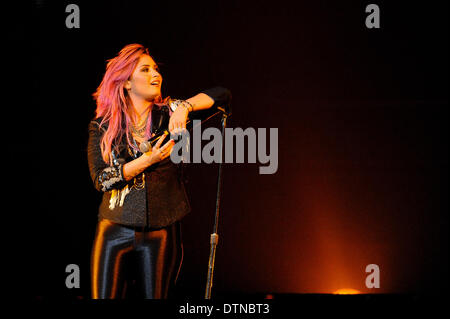 Texas, USA. 19 févr. 2014. Demi Lovato chanteuse sur sa tournée des néons se produit en concert au Toyota Center . Credit : ZUMA Press, Inc./Alamy Live News Banque D'Images